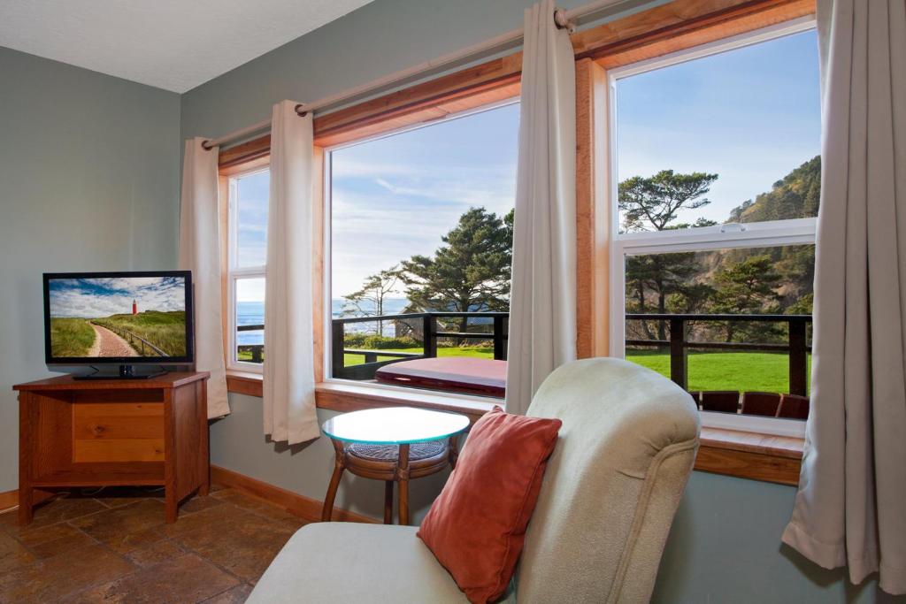 uma sala de estar com vista para o oceano em Agate Beach Motel em Newport