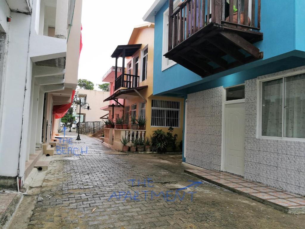 una strada con graffiti blu sul lato di un edificio di El Pueblito,al lado de Playa Dorada a San Felipe de Puerto Plata