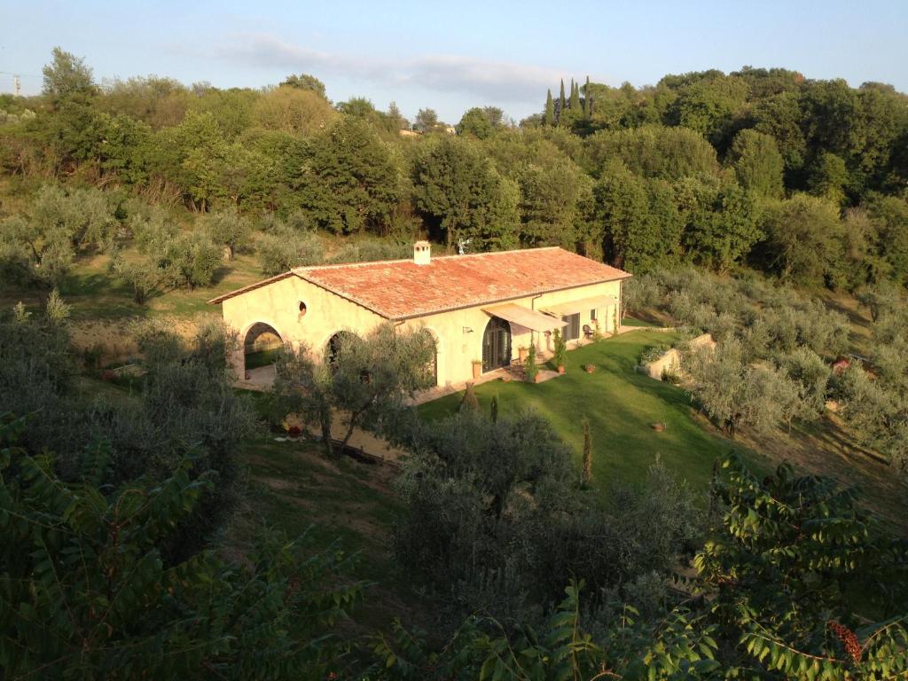 una vista aérea de una casa en un campo en Chiusa della Vasca, en Castelnuovo di Farfa