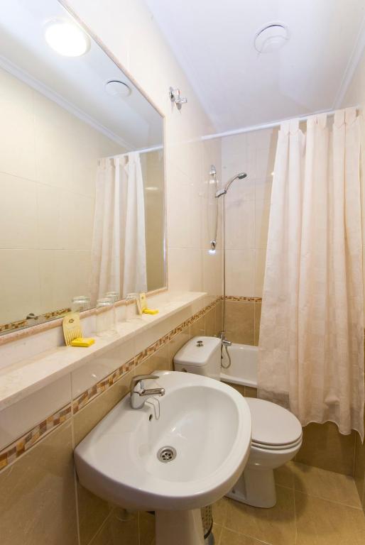 A bathroom at Hostal Edreira