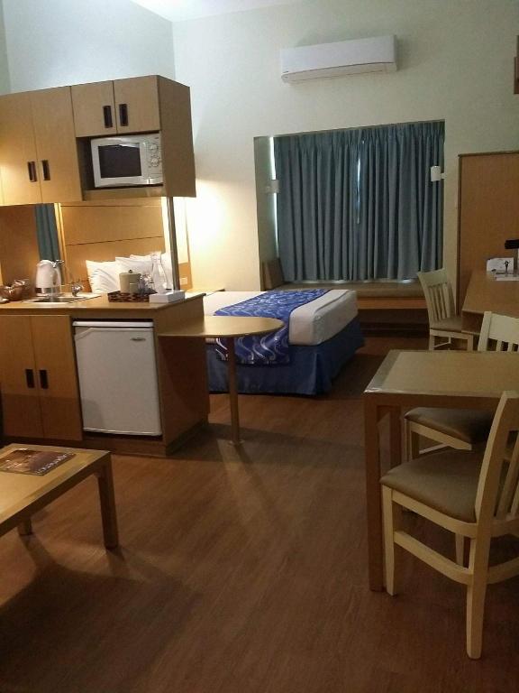 Kuchyň nebo kuchyňský kout v ubytování Microtel by Wyndham Davao