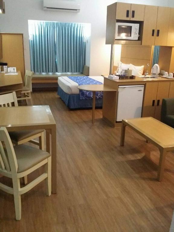 Kuchyň nebo kuchyňský kout v ubytování Microtel by Wyndham Davao