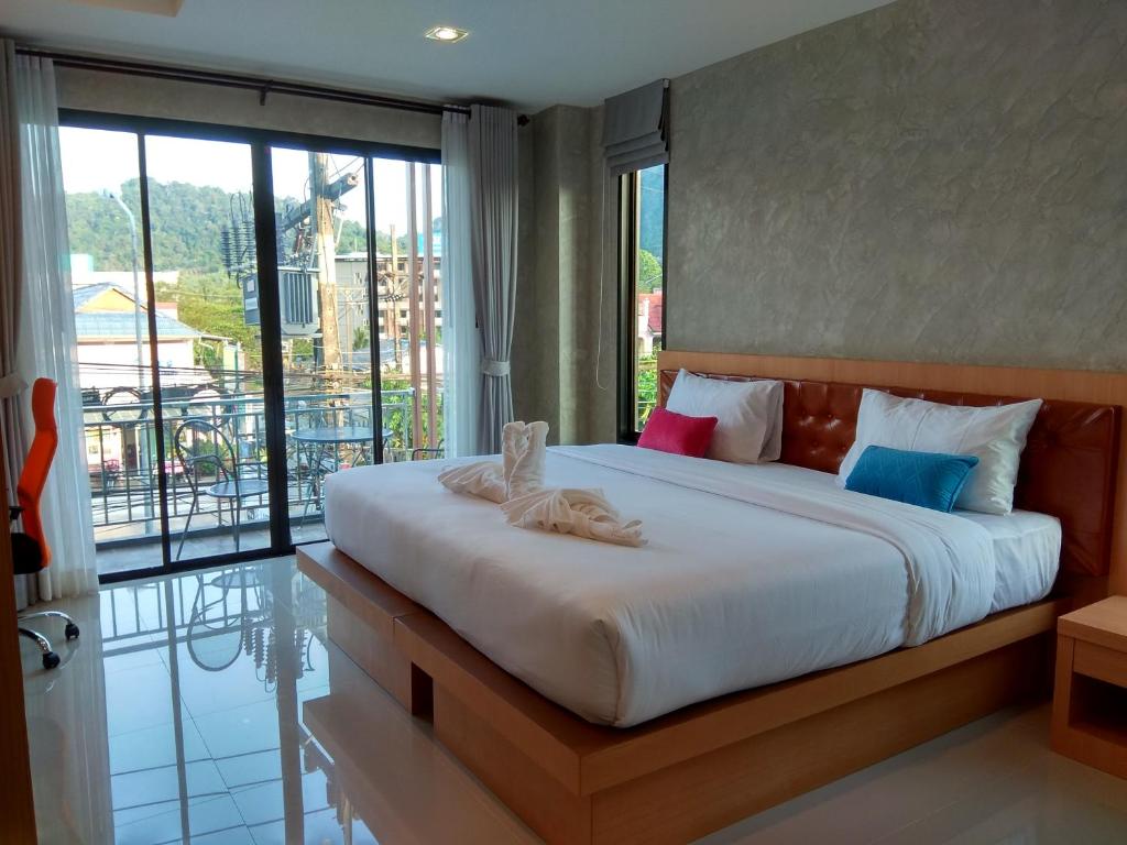 奧南海灘的住宿－德洛夫特酒店，一间带大床的卧室和一个阳台