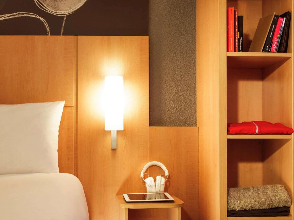 Postel nebo postele na pokoji v ubytování ibis Heverlee Leuven