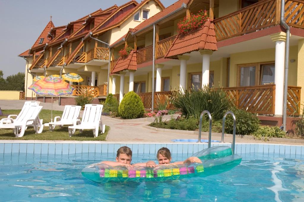 Basen w obiekcie Erika Pension lub w pobliżu
