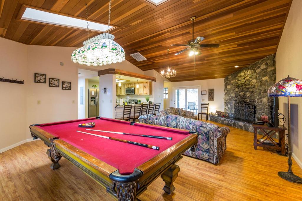 a pool table in the middle of a living room at Yosemite Sierra Blossom in Yosemite West