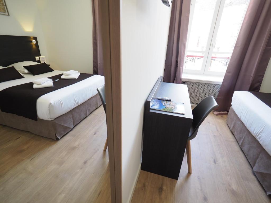 Postel nebo postele na pokoji v ubytování Hôtel Le Biarritz - Vichy