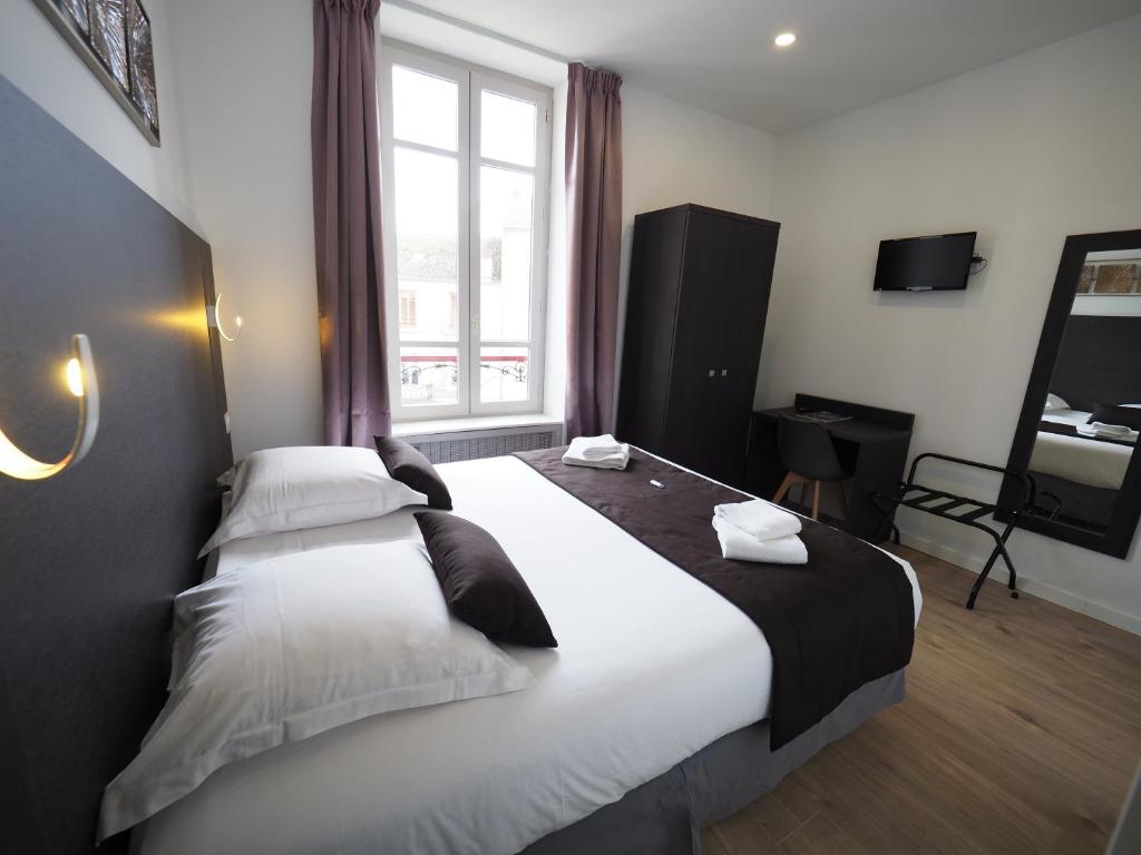 Postel nebo postele na pokoji v ubytování Hôtel Le Biarritz - Vichy