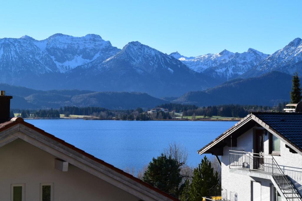 uitzicht op een meer met bergen op de achtergrond bij Residenz Sonnenhang I in Füssen