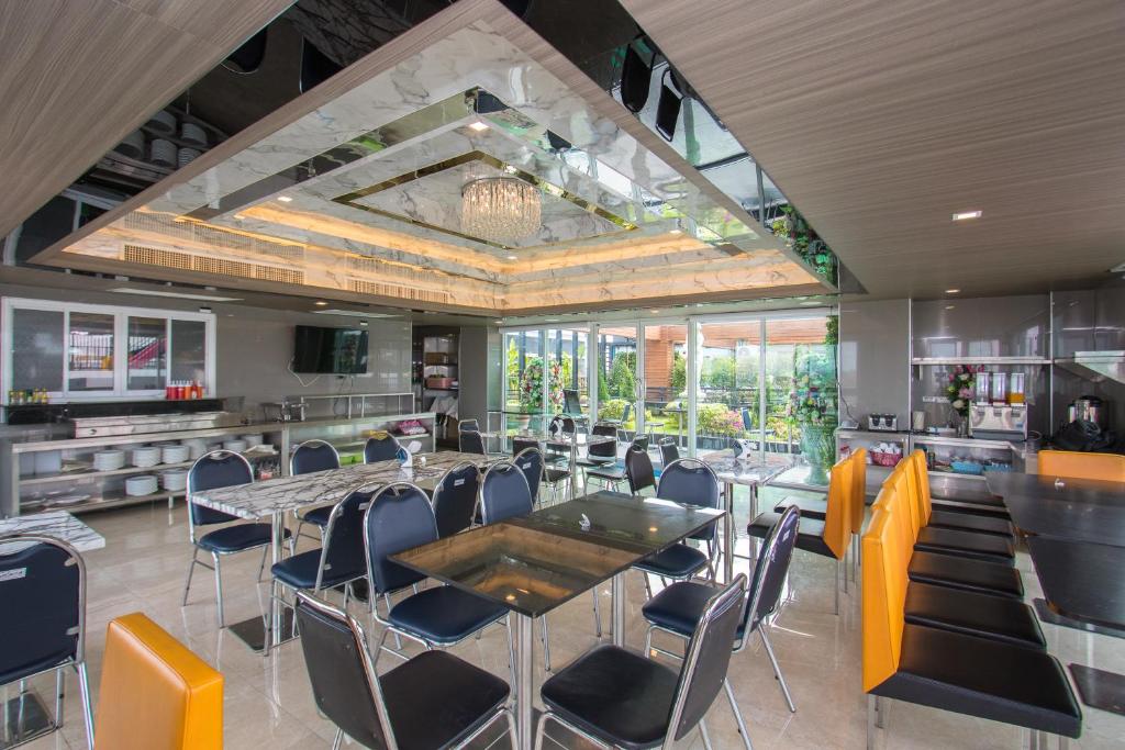 ห้องอาหารหรือที่รับประทานอาหารของ B-your home Hotel Don Mueang Airport Bangkok