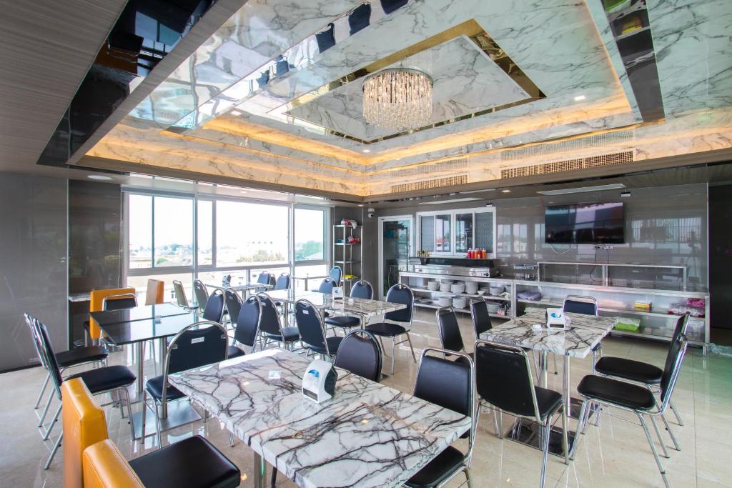 ห้องอาหารหรือที่รับประทานอาหารของ B-your home Hotel Don Mueang Airport Bangkok