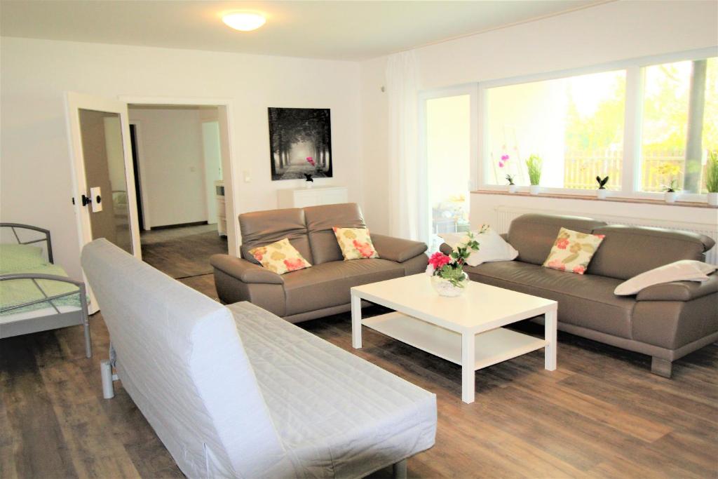sala de estar con sofás y mesa en Work & Stay Sankt Augustin en Sankt Augustin