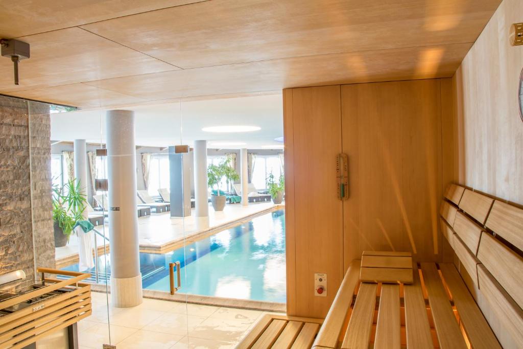 Bazén v ubytování Hotel das Seekarhaus nebo v jeho okolí