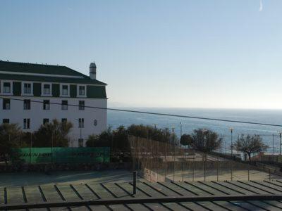 un edificio con una valla delante de un edificio en Ericeira - S.ta Marta en Ericeira