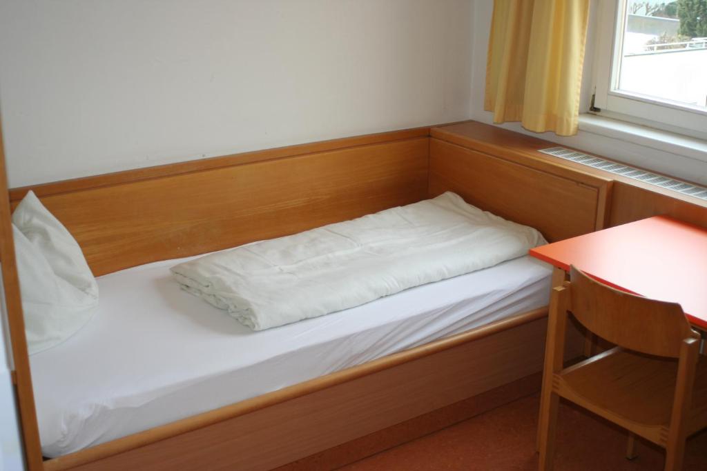 Postel nebo postele na pokoji v ubytování Kolpinghaus Innsbruck