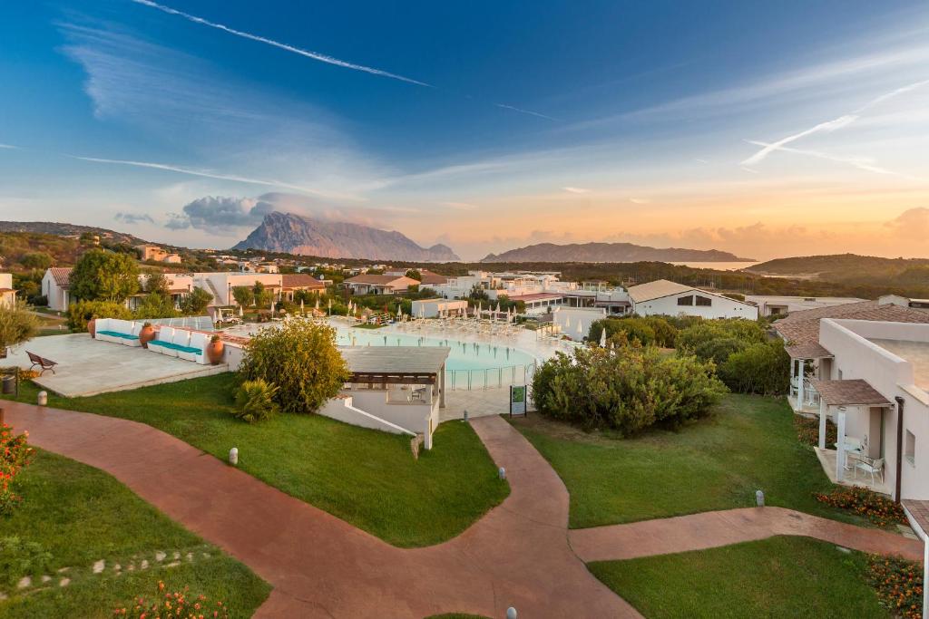 una vista aérea de un complejo con piscina en Grande Baia Resort & Spa en San Teodoro