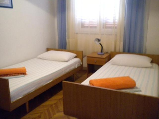 - une chambre avec 2 lits et une fenêtre dans l'établissement Paulina, à Nin
