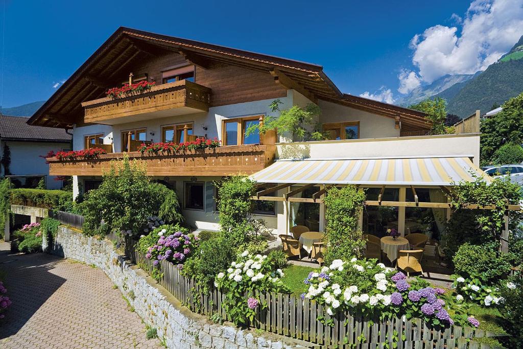 ein Haus mit einem Balkon und Blumen davor in der Unterkunft Pension Lafod in Dorf Tirol