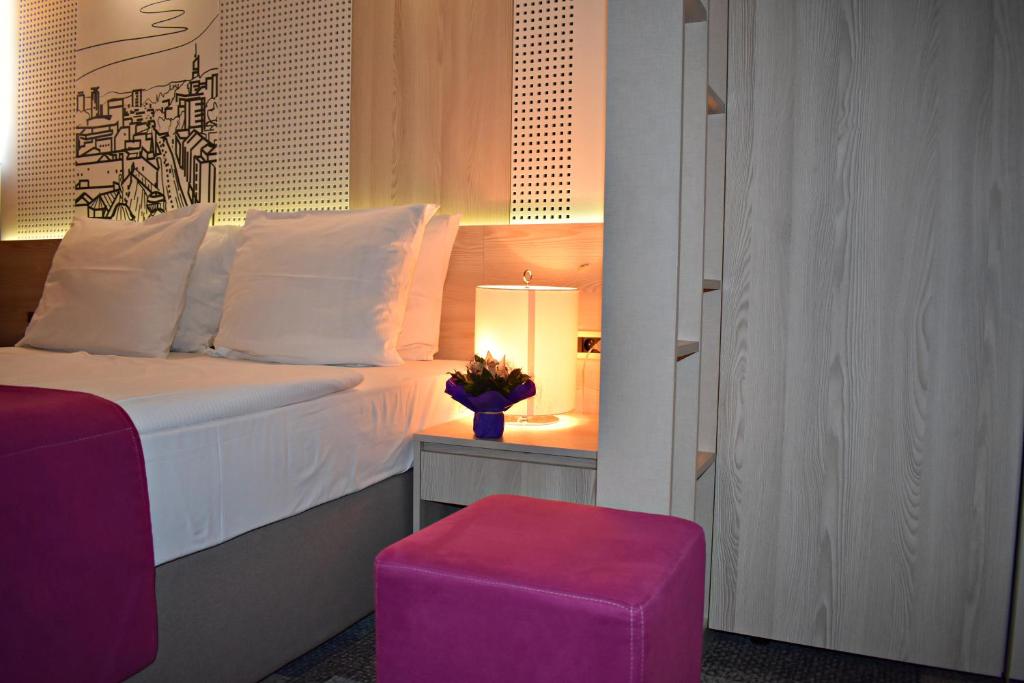 Postel nebo postele na pokoji v ubytování Hotel Cosmopolit