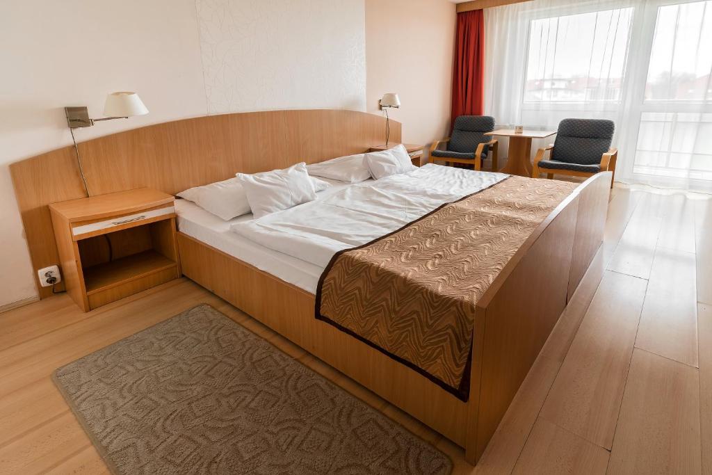 Postel nebo postele na pokoji v ubytování Hotel Barátság