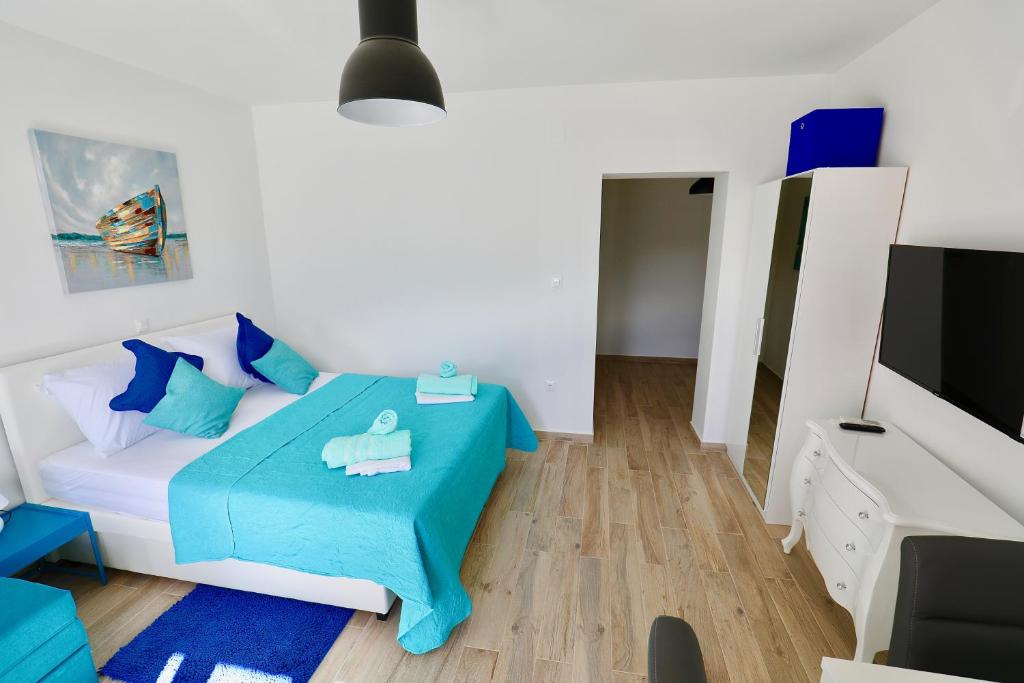 Habitación con cama y TV de pantalla plana. en Meridiens, en Dubrovnik