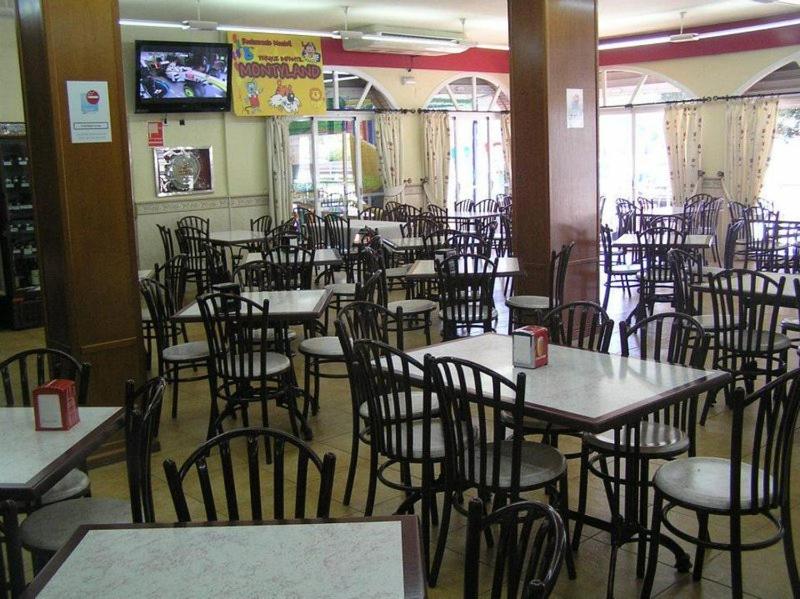 Reštaurácia alebo iné gastronomické zariadenie v ubytovaní Nuevo Montesol