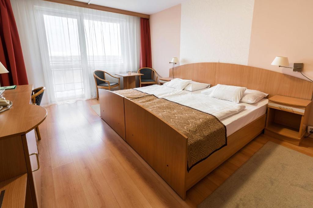 Postel nebo postele na pokoji v ubytování Hotel Barátság