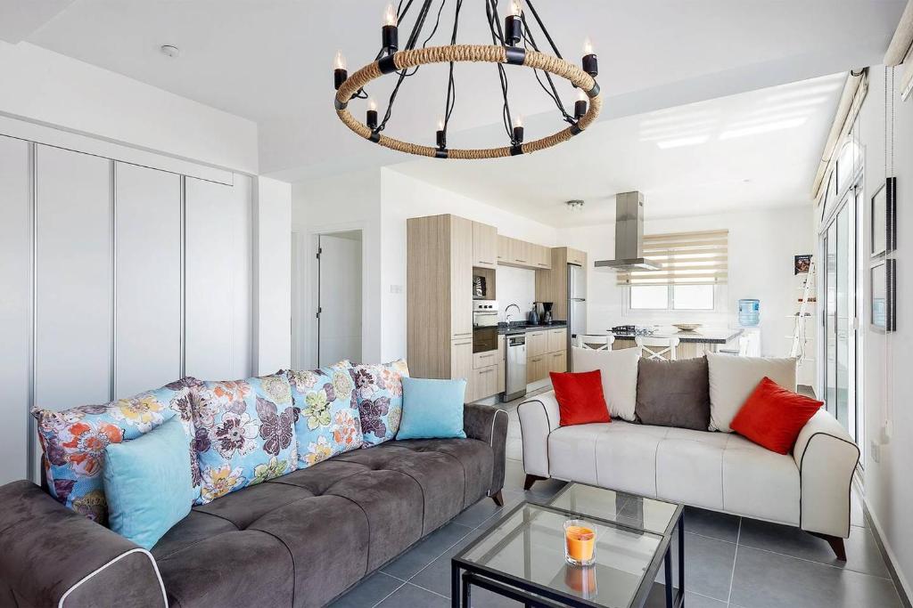 O zonă de relaxare la Joya Cyprus Diamond Deluxe Penthouse Apartment
