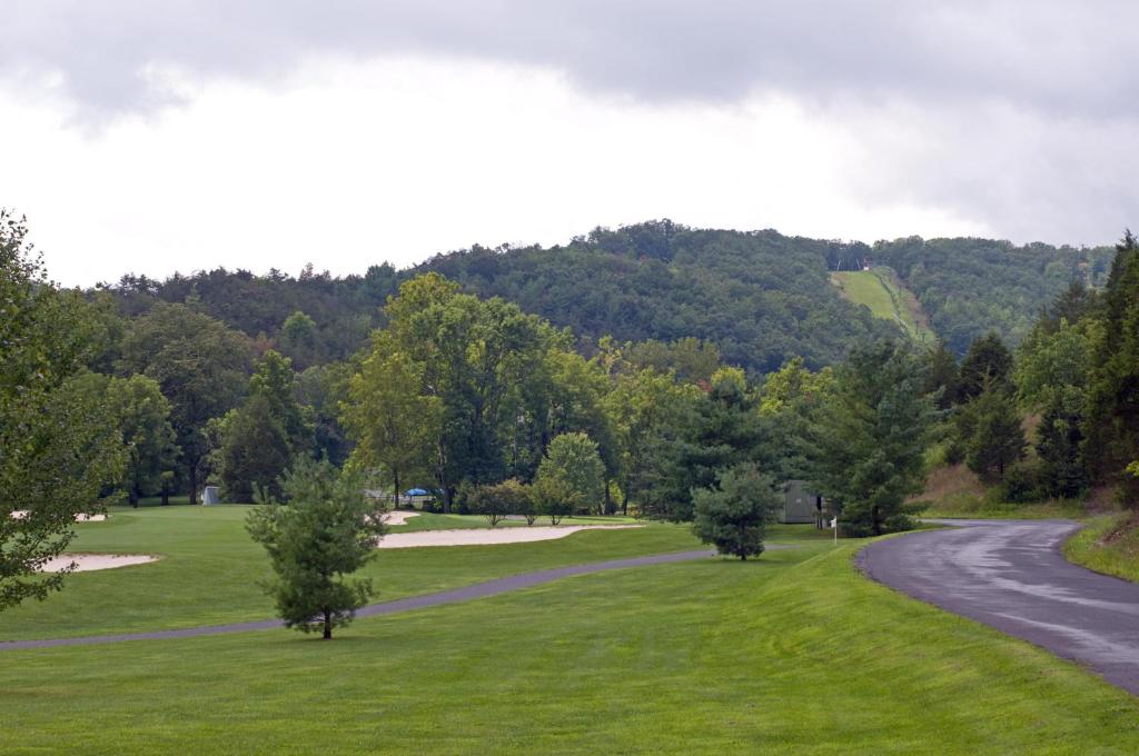 Golf facilities at az üdülőtelepeket or nearby