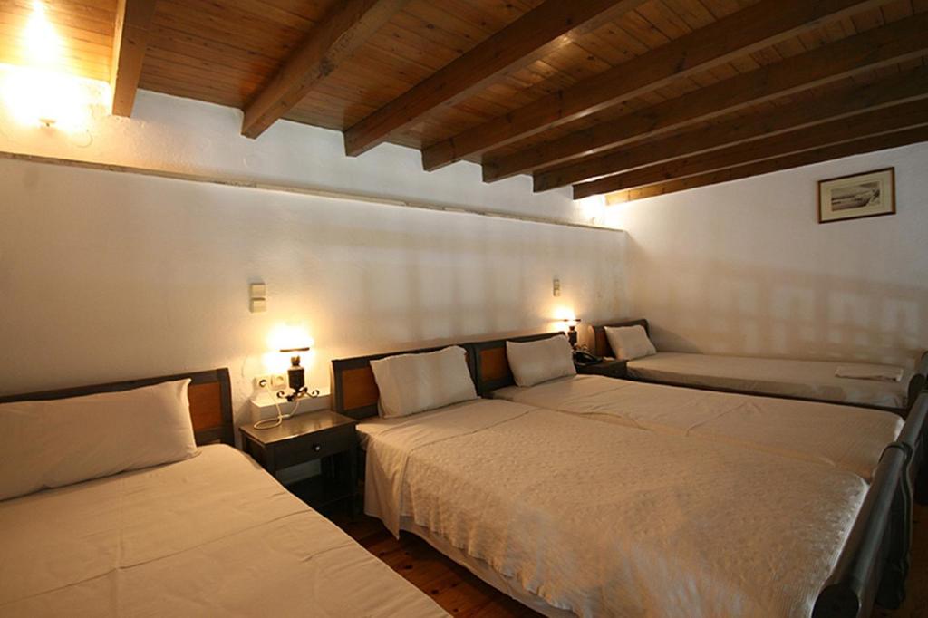 Postel nebo postele na pokoji v ubytování Nostos Hotel