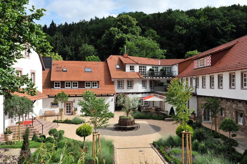 una vista aérea de una casa con patio en Relais & Châteaux Hardenberg BurgHotel, en Nörten-Hardenberg