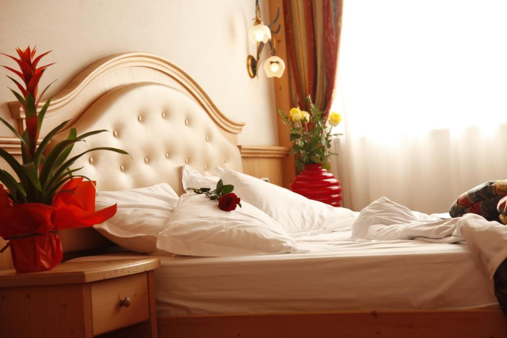 Postel nebo postele na pokoji v ubytování Hotel Mirabello - Slow Hotel Benessere