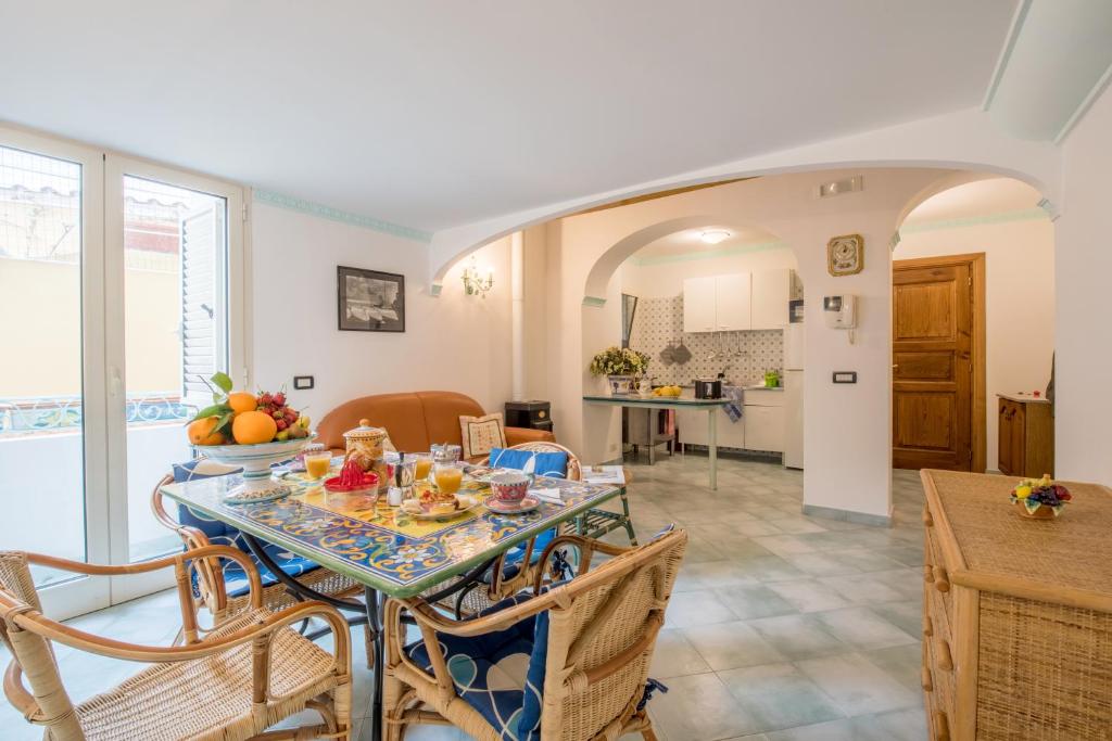 a dining room and kitchen with a table and chairs at Ricciolo d'oro 2 in Positano