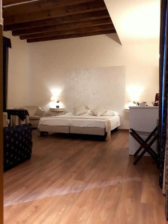 A bed or beds in a room at Cà Doge