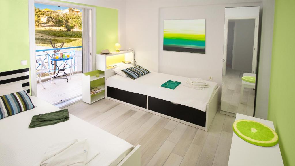 Postel nebo postele na pokoji v ubytování Gerakina Skala Holiday Houses
