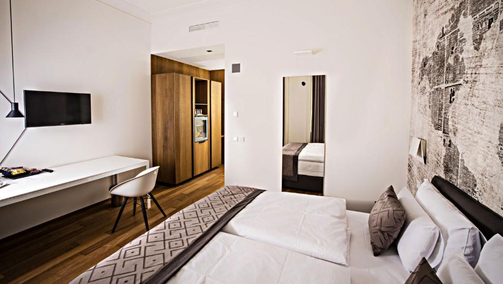 Hotel Golden Crown - 1