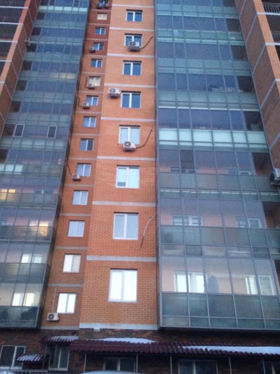 ハバロフスクにあるApartment on Pavlovicha 5/2の多くの窓がある赤レンガ造りの高い建物