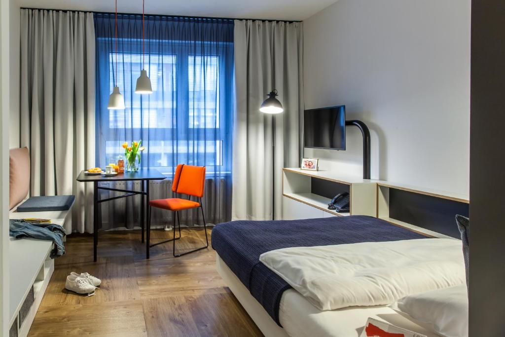 ウィーンにあるSMARTments business Wien Hauptbahnhof - Serviced Apartmentsのベッド、デスク、テーブルが備わる客室です。