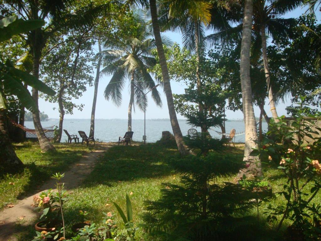 vistas a una playa con palmeras y al océano en West Wind Homez - Home Stay, en Kochi
