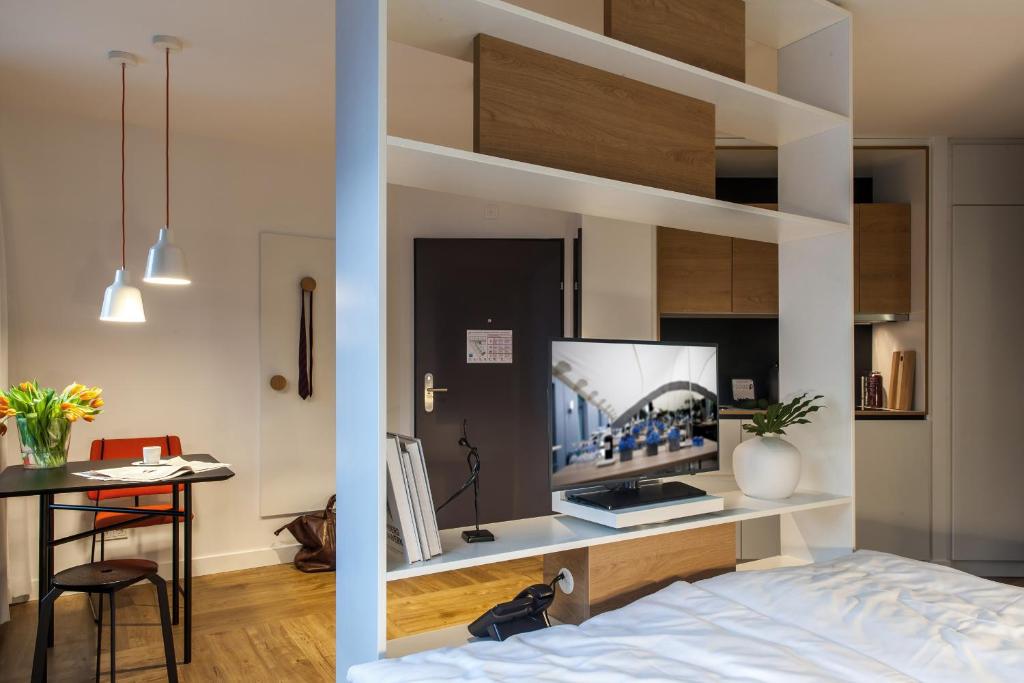 Postel nebo postele na pokoji v ubytování smartments Wien Hauptbahnhof - Serviced Apartments