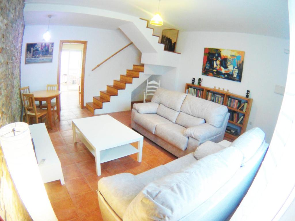 - un salon avec un canapé et une table dans l'établissement Casa junto a Itálica, à Santiponce