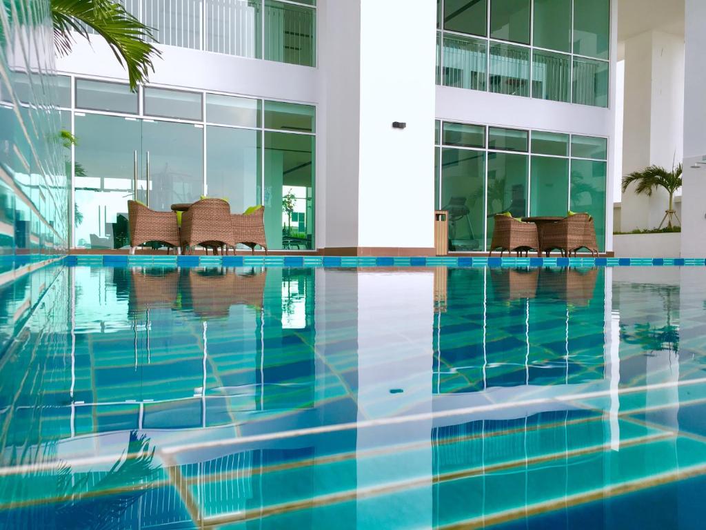 Bazén v ubytování Pinnacle Tower Apartment Stay by Feel Suites nebo v jeho okolí