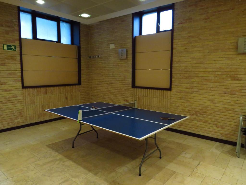 Stolní tenis v ubytování Euba Hotel nebo okolí