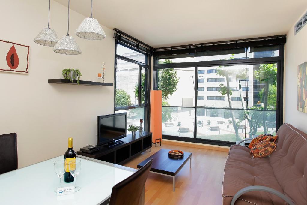 バルセロナにある1215 - Ciutadella Pretty Apartmentのリビングルーム(テーブル、ソファ付)