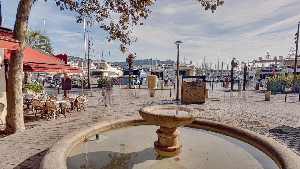 カンヌにあるTrès Joli T3 Vieux Port Cannesのマリーナ付き通りの中間の噴水