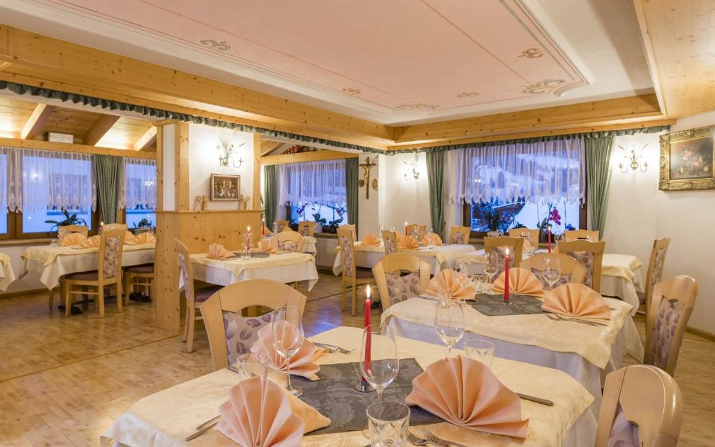 Reštaurácia alebo iné gastronomické zariadenie v ubytovaní Runcac