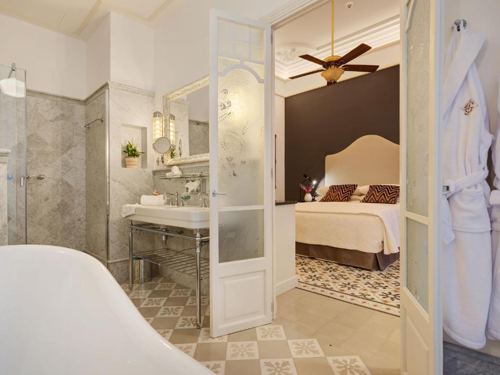 Postel nebo postele na pokoji v ubytování Hotel Gloria de Sant Jaume
