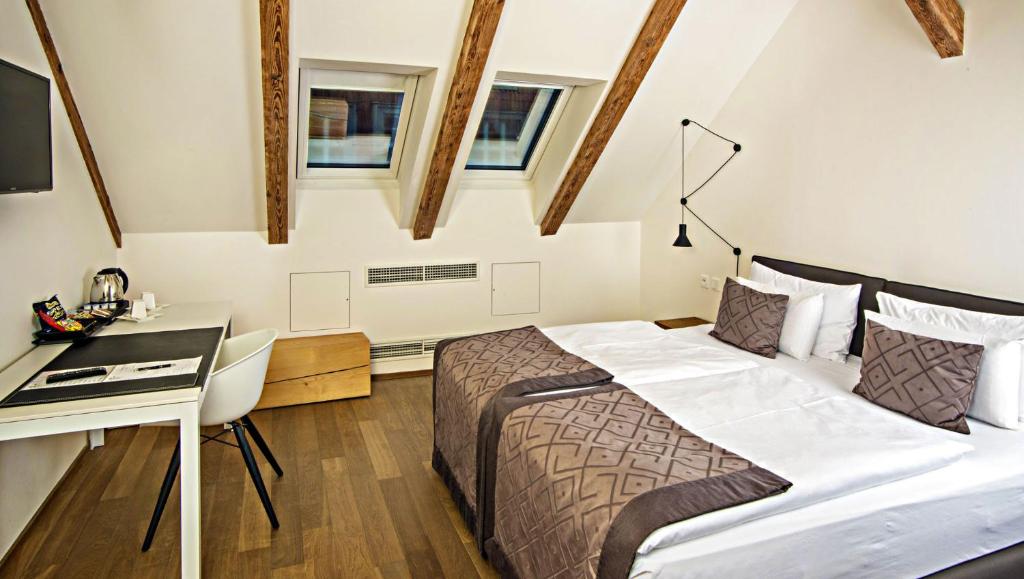 Postel nebo postele na pokoji v ubytování Hotel Golden Crown