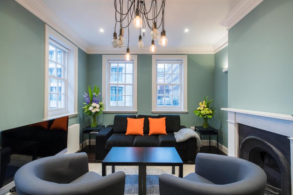 ロンドンにあるElegant 2 bed in Mayfair, next to Hyde Parkのリビングルーム(ソファ、暖炉付)