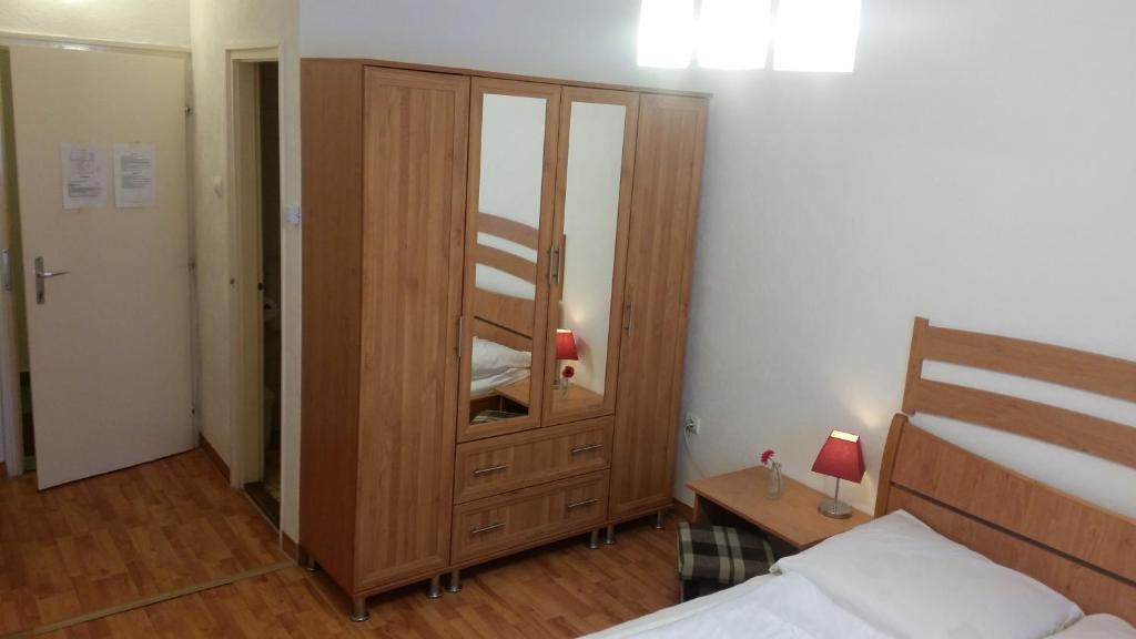 Postel nebo postele na pokoji v ubytování Báró Eötvös Loránd Menedékház